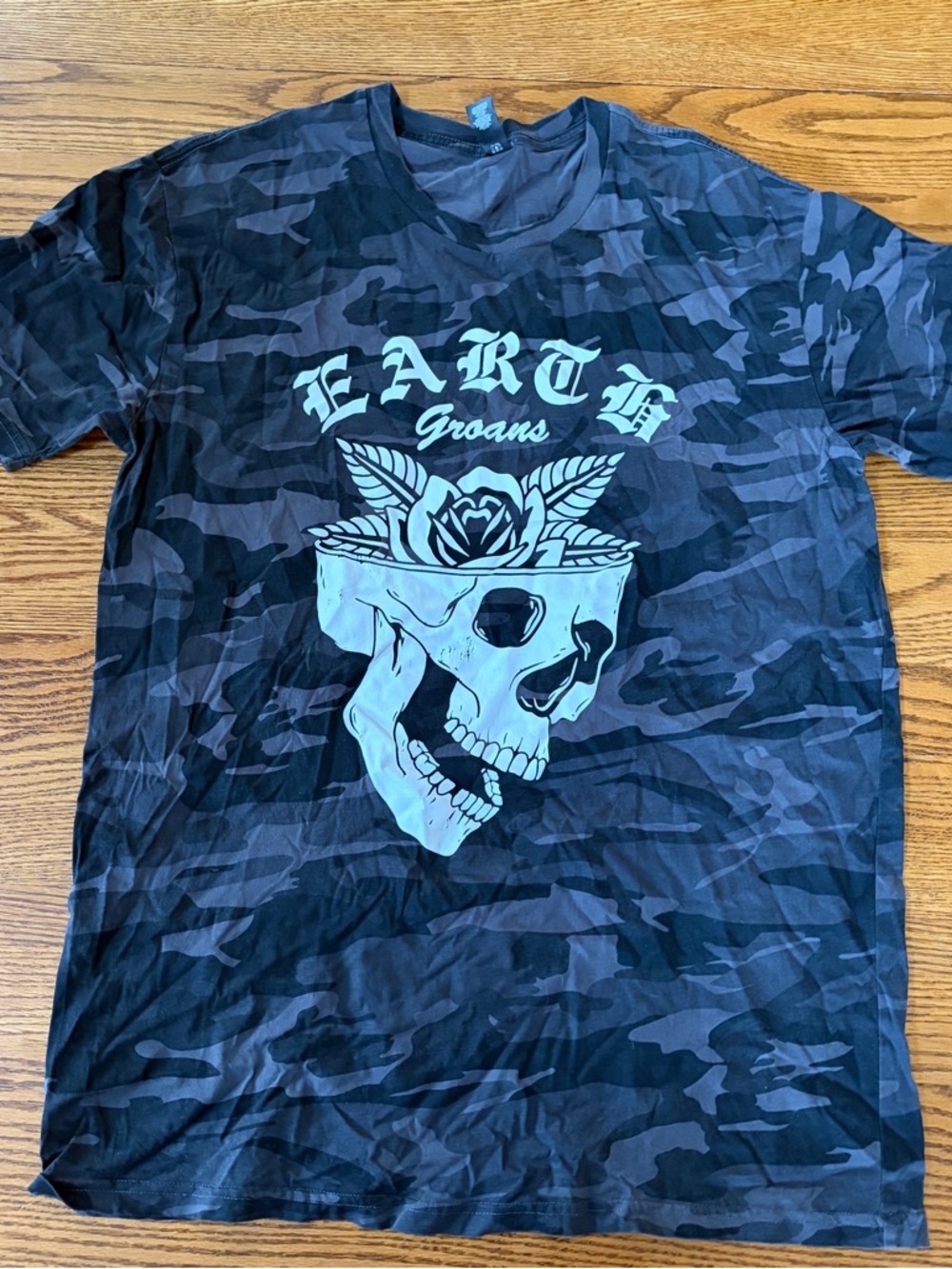 Earth Groans Men's Black gray Camo Graphic skull band tee T‑Shirt